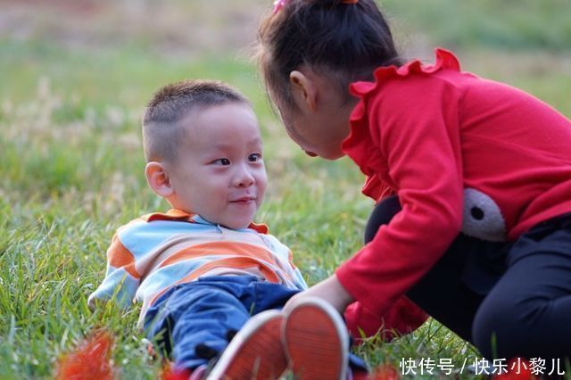 兄弟姐妹|姐弟俩“大打出手”,弟弟战袍破烂不堪,两人模样逗笑宝妈