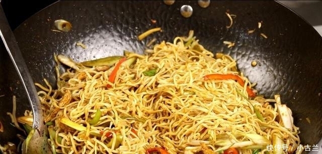 肉丝|肉丝炒面最好吃的做法,简单几步,5分钟就出锅,比饭店的还好吃