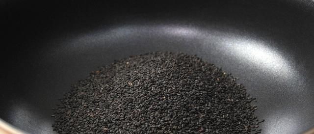 营养丰富的黑芝麻糊,这样做香味浓郁,再也不用在路边买早餐啦