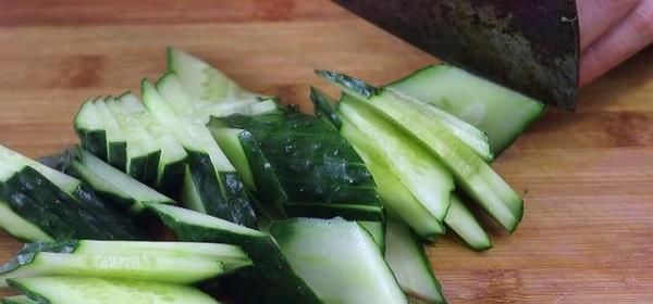 鸡蛋|一根黄瓜,三个鸡蛋,教你一个百吃不厌的做法,比大鱼大肉都好吃