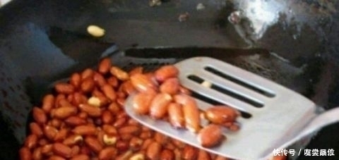 炒花生米时,万万不要直接下油锅炒,多加这1步,每一粒都嘎嘣脆