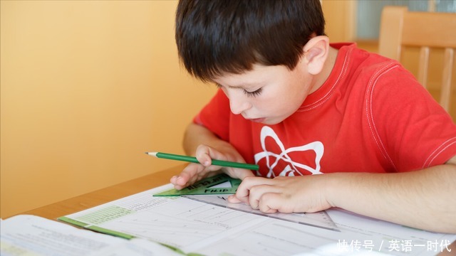 孩子|三年级的小学生每天晚上的作业得做到10点左右，怎么办？