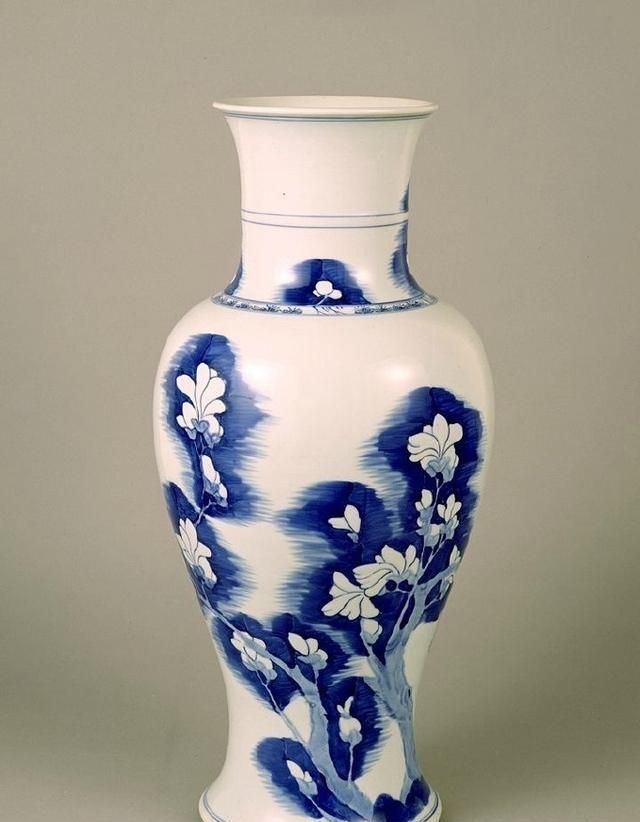 观音尊!不多见的康熙观音尊,造型拥有独特的美感,可惜民间真货并不多