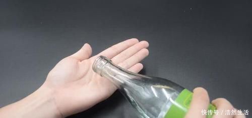 白醋|白醋倒在手心搓一搓,真的厉害了,解决了男人女人的困扰,都学学吧
