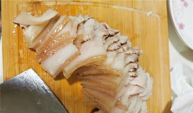 猪皮|大厨教你做正宗回锅肉，第1步就要掌握好，出锅香、辣、不油腻