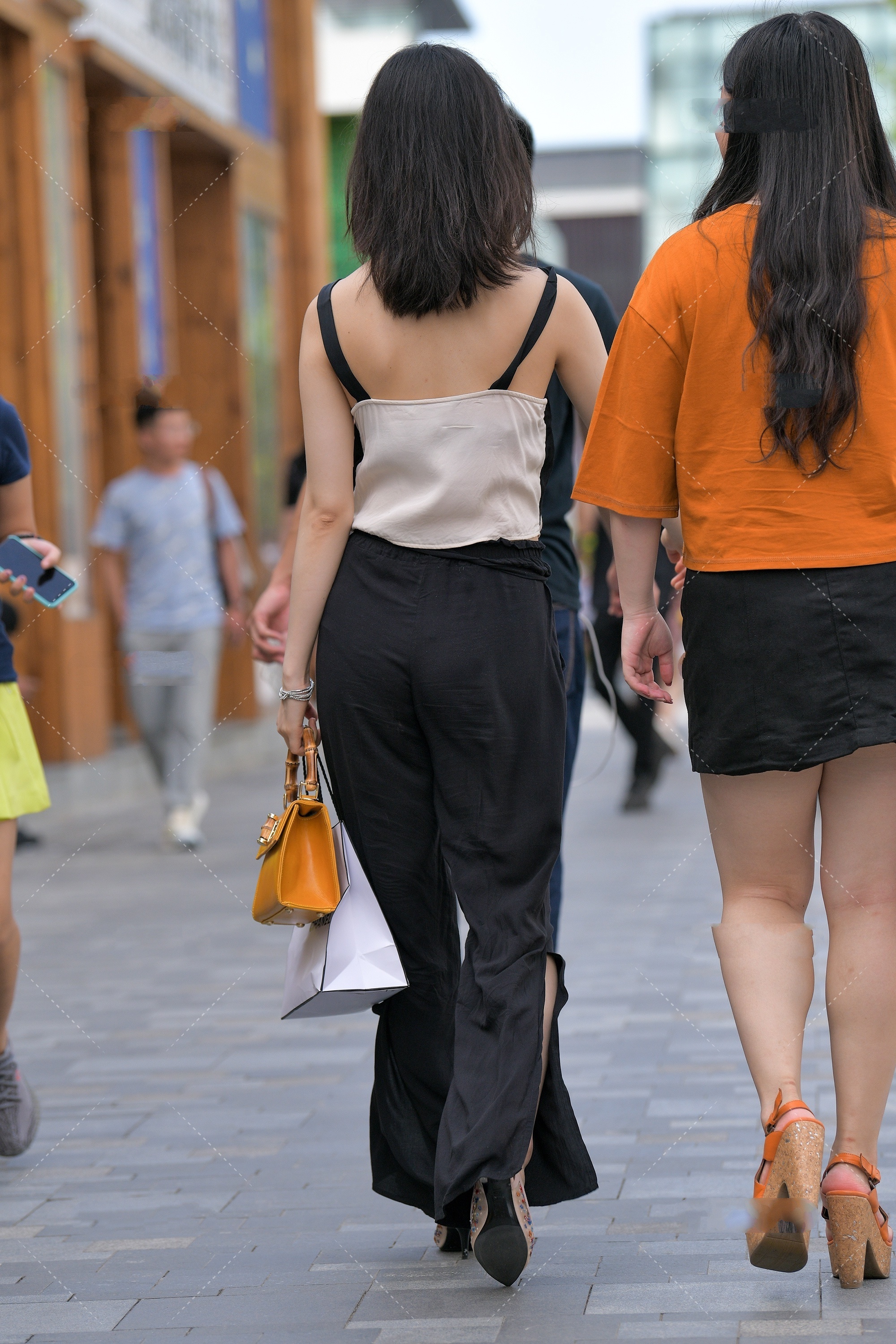 韩版无袖打底衫搭配阔腿裤,潇洒飘逸,满满慵懒风