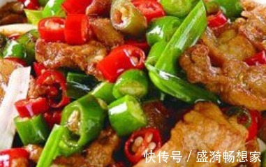 出锅色泽漂亮超有食欲,鲜辣干香,汤汁下饭,爷俩吃的那叫一个香