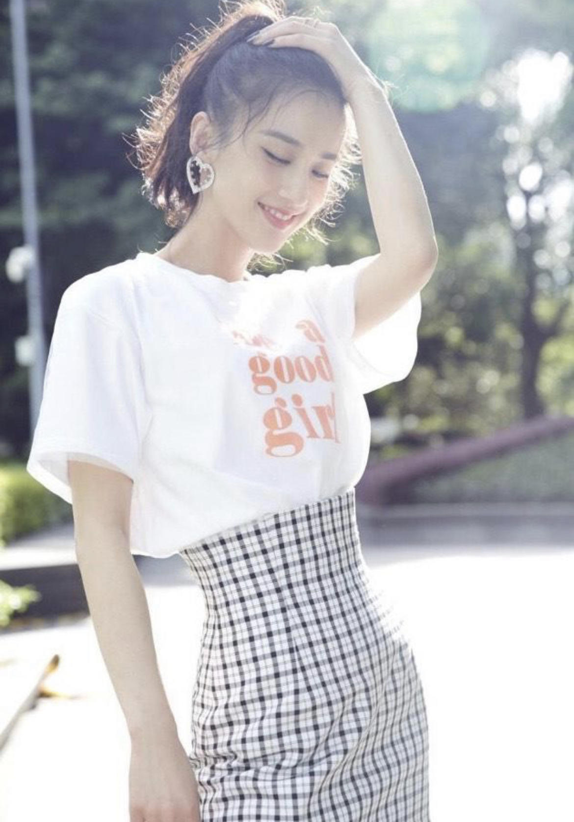 包臀裙|马蓉的夏季机场造型还挺潮流!针织衫搭配格纹半身裙,简约洋气