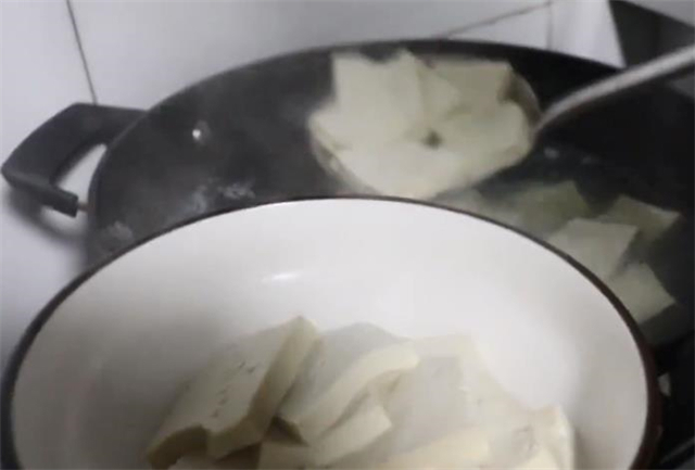 豆腐别再炒着吃，教你一个更好吃的家常做法，吃完还想吃