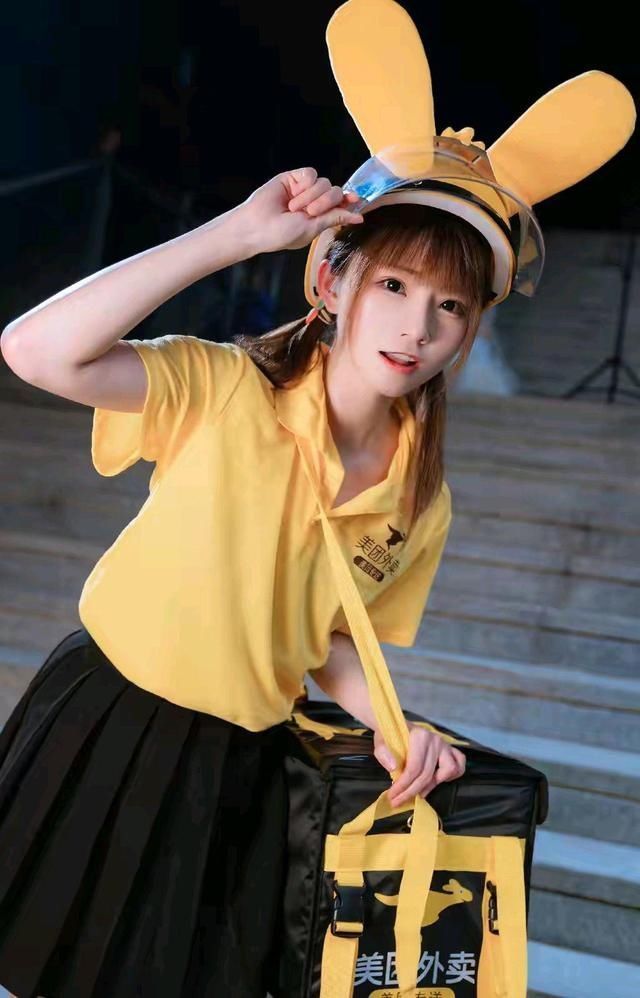 二次元|外卖员误入漫展?这其实是COS,网友:这要是真送,我让她有来无回