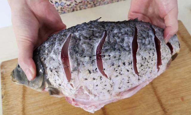 蒸鱼时,有人放盐,有人放酱油,大厨全不对这才是正确做法