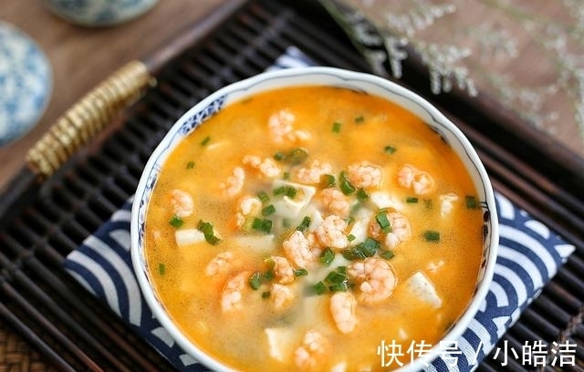 内酯豆腐|虾仁豆腐汤直接下锅煮就错了，多加这一步，汤头鲜香十足，味道好