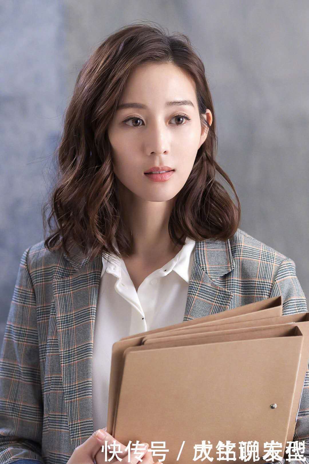 刘海|四五十岁女人烫什么发型洋气减龄?端庄大气的搭肩烫,时髦有气质