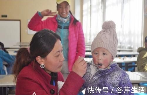 辅食|“2岁能吃大人饭了吗”?纠正:3岁以内,别给孩子喂“毒辅食”