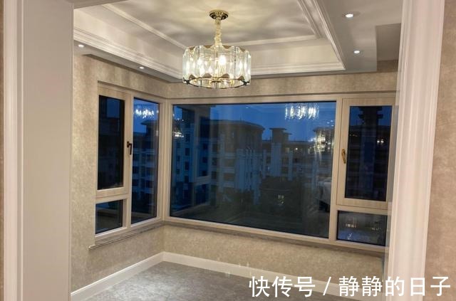 装修|她家装修轻奢风格,家具进场晾着通风中,电视墙很抢眼,分享一下!