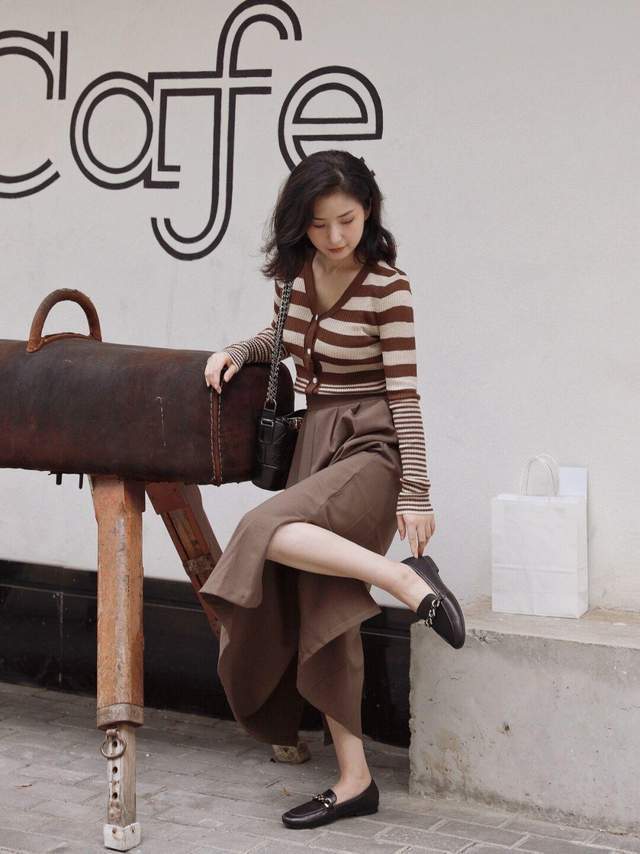 穿搭|秋季保暖怎么穿?不如试一试针织衫+牛仔裤,复古时髦又舒适