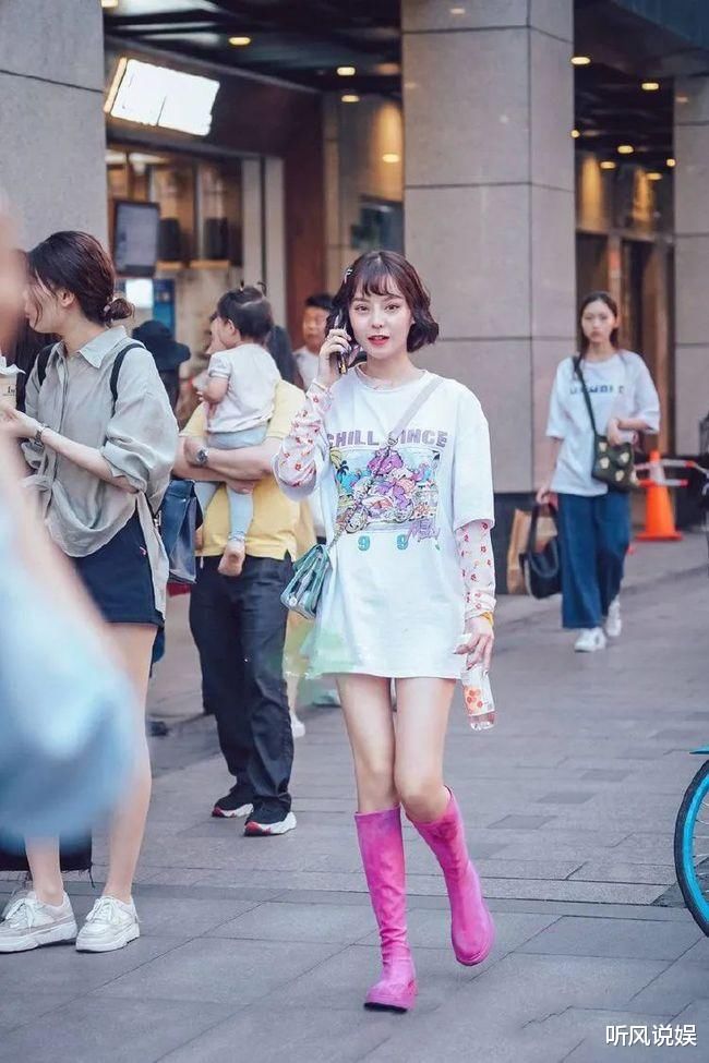 美女穿搭：秀腿的穿搭才是当夏时髦的表现，时尚又青春