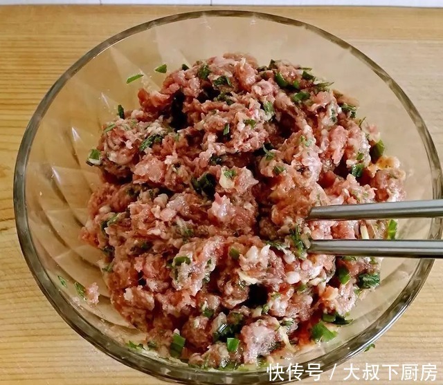 盒子|喜欢烙盒子吗?大叔教你韭菜馅饼,皮薄馅大,外酥里嫩,挺好吃!