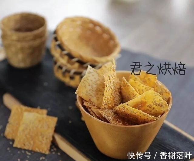 吃起来嘎嘣脆,不加一滴油,不放一粒糖的芝麻脆片