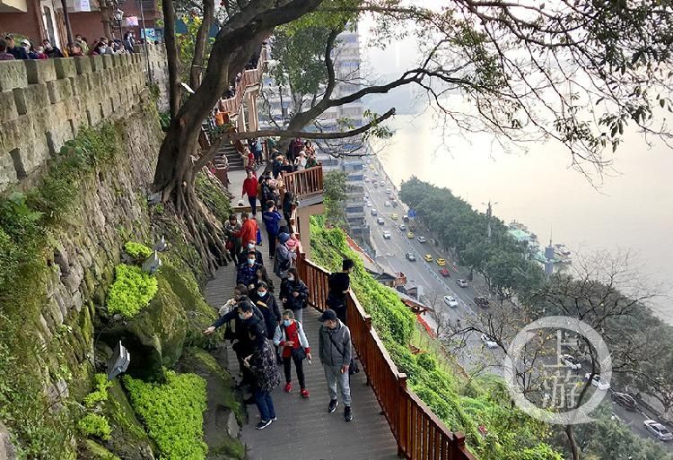 老重庆春节打卡戴家巷悬崖步道 一眼望尽山城特色美景|春节好去处 | 中年