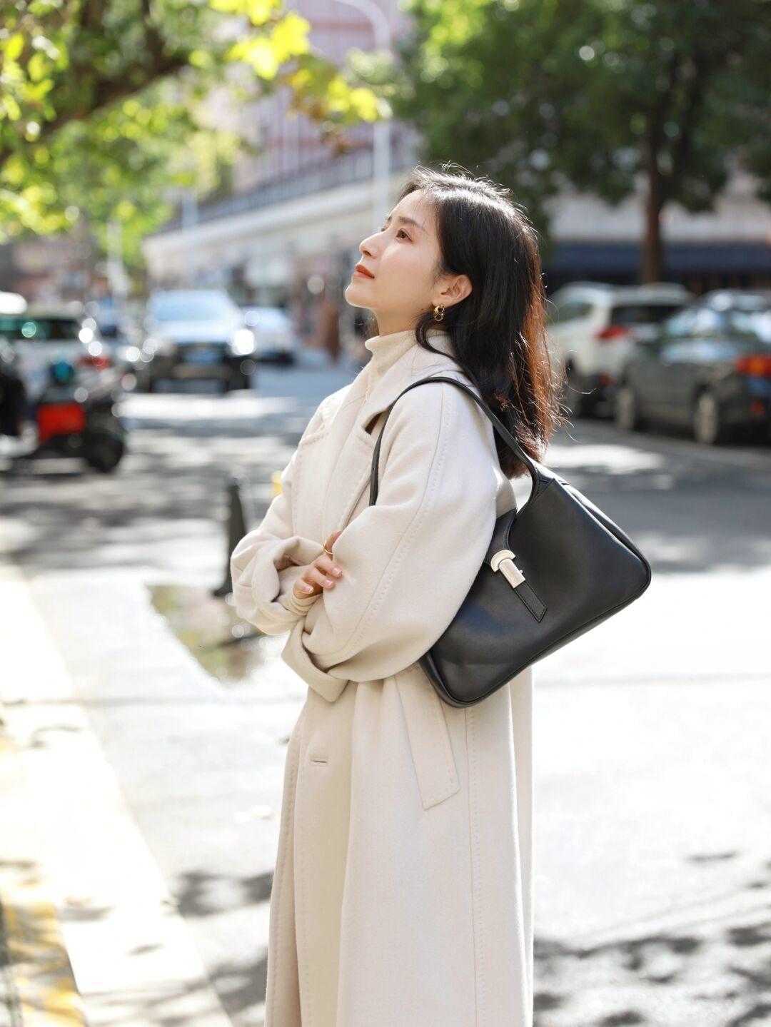 打底衫 冬季大衣不要只会穿黑色,这些浅色大衣温柔又显白,减龄优雅