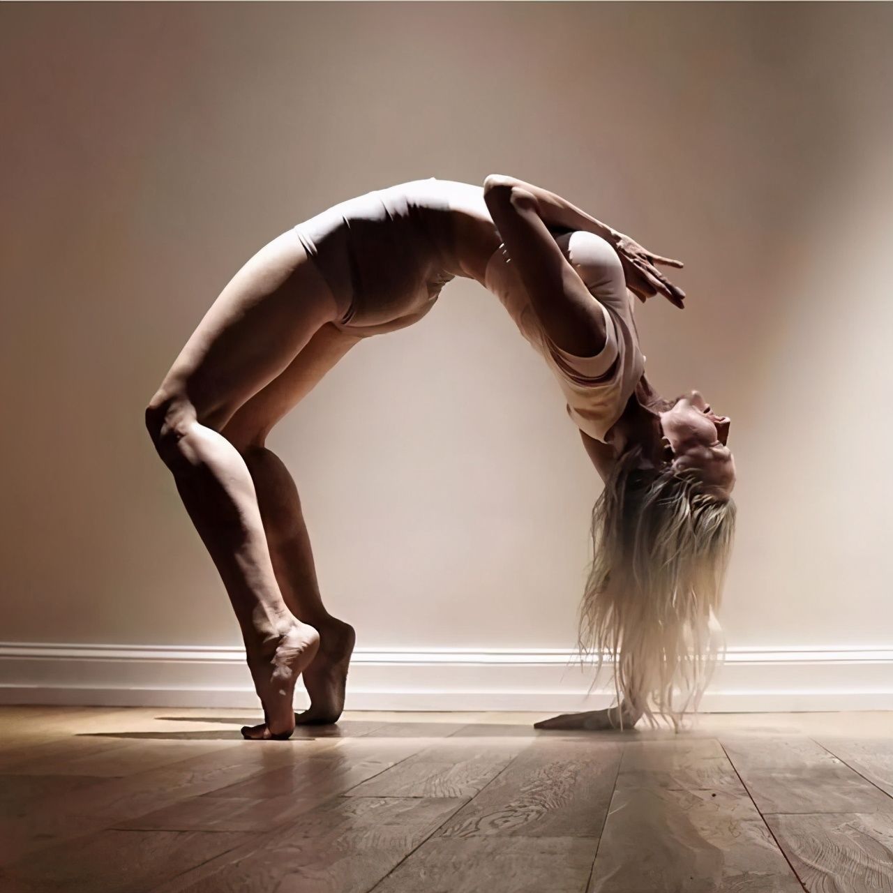 膝盖|练瑜伽分年龄吗?她30岁才开始练瑜伽,却因分享瑜伽照成世界网红