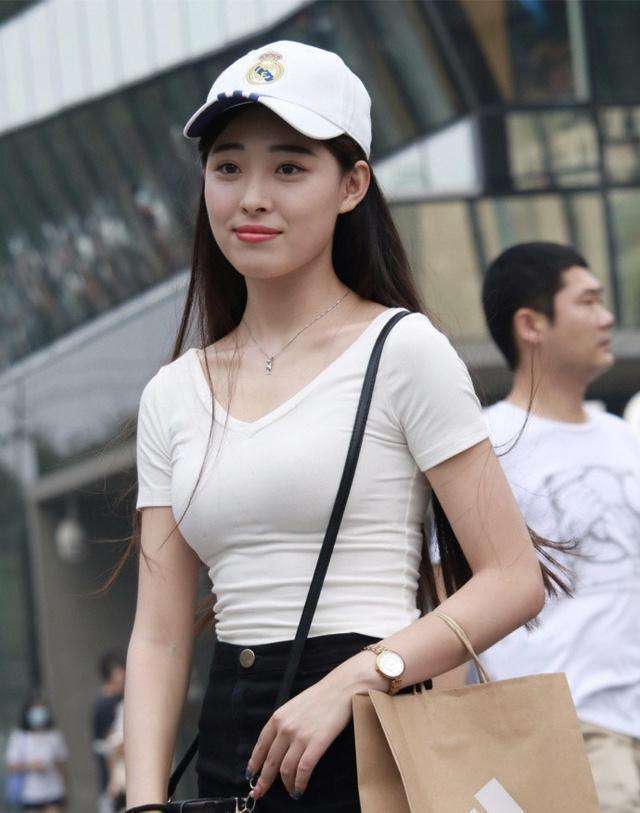 美女|街拍: 这种气质的美女, 看一眼就会想保护她