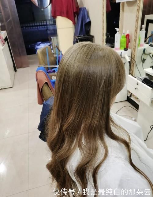 染发 在美发店染发和自己在家染发,哪一种对头发伤害小?