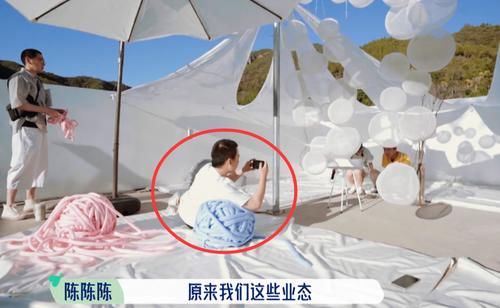 进度|桃花坞组织相亲，男女生第一次相亲就抱上，张翰的3字祝福有内涵