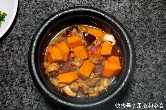 鸡腿|天冷了，就要吃得饱饱的南瓜鸡肉焖饭，不爱南瓜也能吃两碗