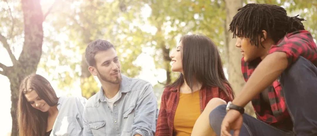 我带男朋友去参加姐妹的婚礼,他谁都不认识,却完全不尴尬