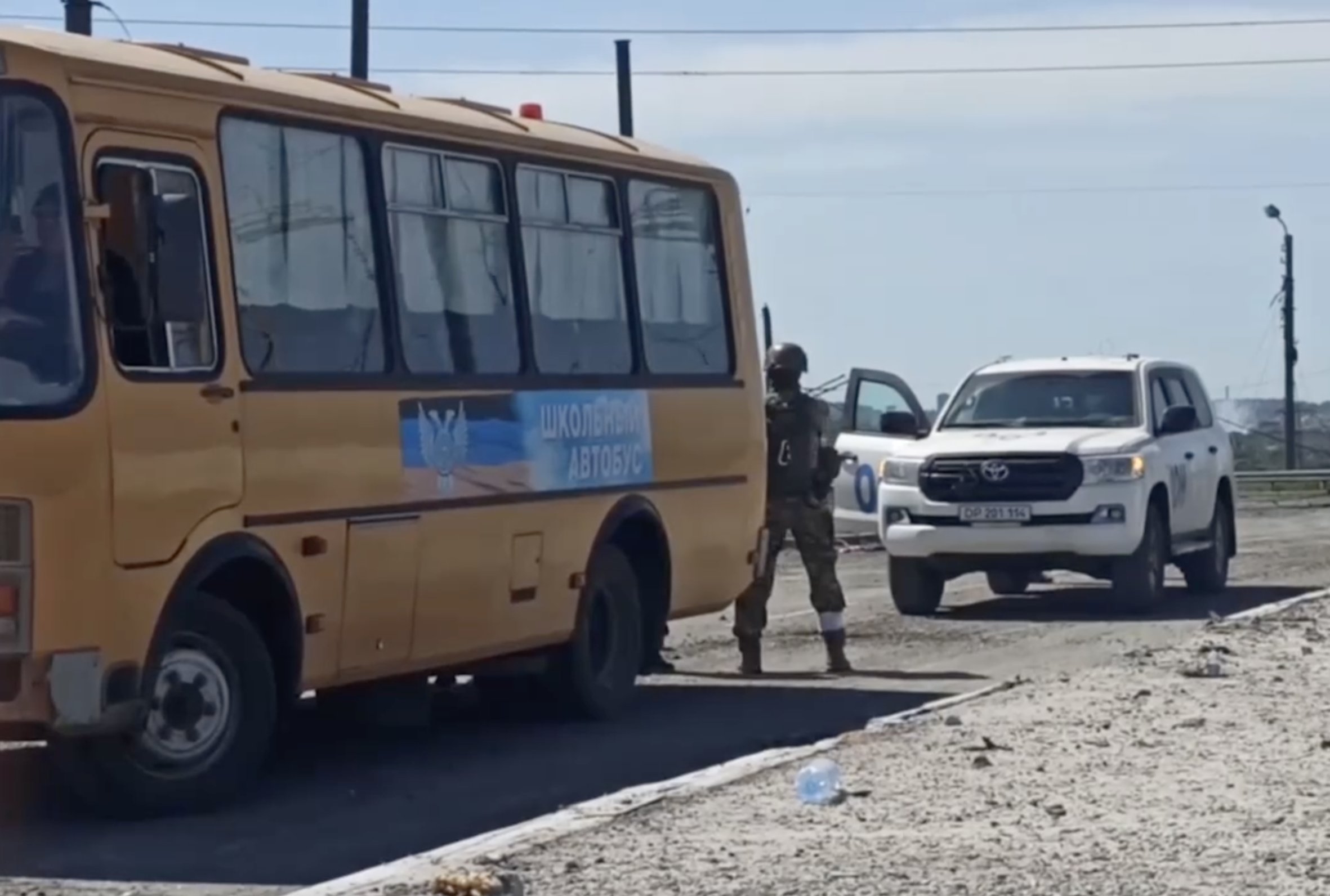 有俄语"联合国"字样,平民撤离乘坐的巴斯-4234客车上有"校车"字样r