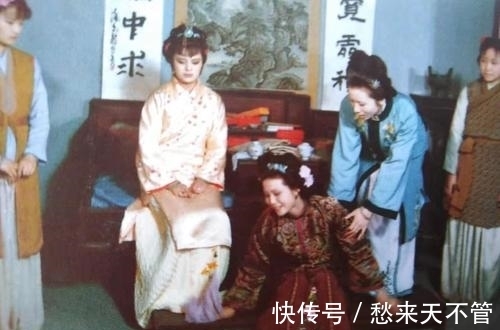 王夫人!红楼梦中养育了探春和贾环的赵姨娘,为何在贾府生活得那么委屈?