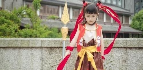 哪吒|父母说孩子“不学无术”,7岁萌娃cos哪吒回击,这样的还原度神了