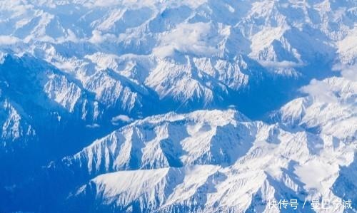 青藏高原|从西安到拉萨，在飞机上航拍连绵起伏的雪山，沿途风景辽阔壮观