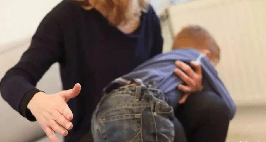 教育方式|“13岁被妈妈脱裤子打,全班围观”:多少娃,毁在了羞辱式教育