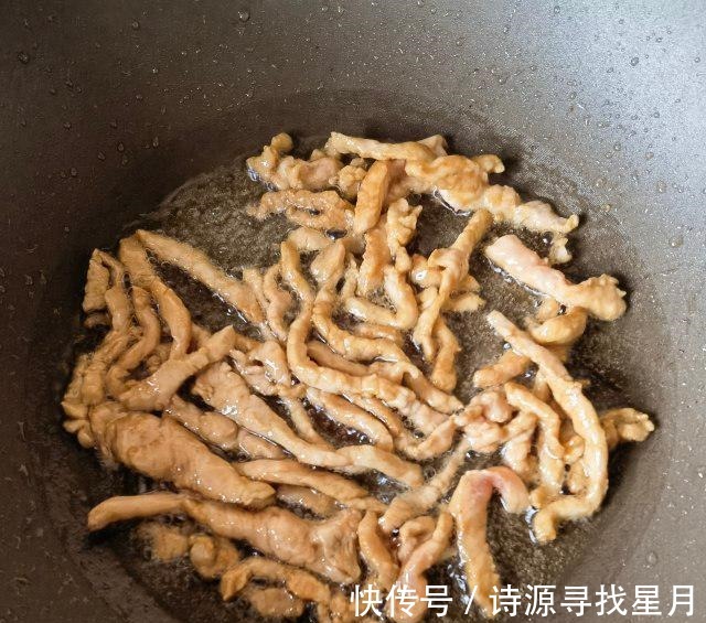 一溪月|芹菜肉丝炒面,油润鲜香,好吃极了!