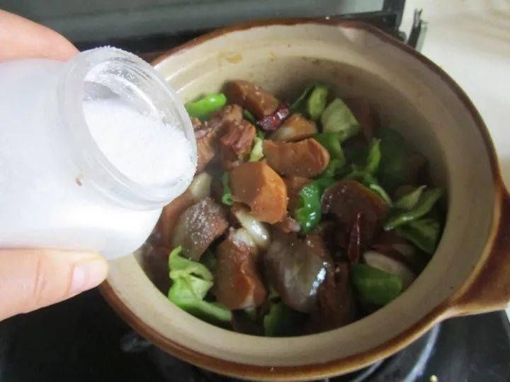 茄子别只会炒着吃,这种做法更香更省油更入味,比起炒着好吃百倍