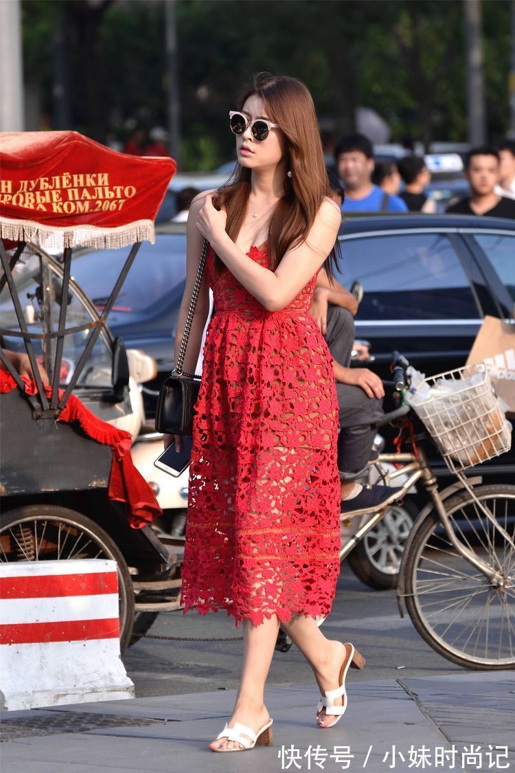 美女 街拍:美女?毛边牛仔短裤蕾丝边的设计,搭配细跟鞋,非常时尚!