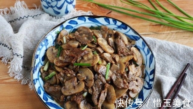 小葱|牛肉炒哪种蘑菇好?试试双孢菇,尤其适合冬天给小孩吃