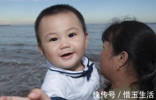 游泳|把自己落水的孩子救上岸边后，被其他家长质问：为什么不救我孩子