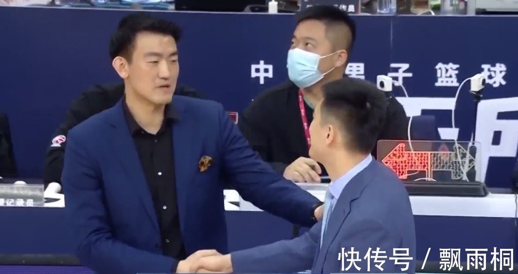 杨鸣|4分钟轰出15-3,差8分换3阵,教练提前握手,CBA联赛你看懂了吗?