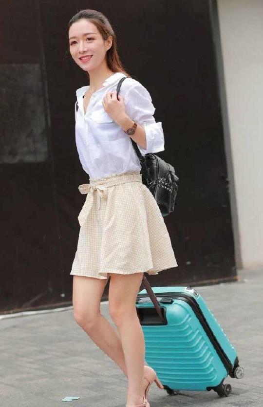 街拍美女的开叉裙,凸显出嫩白的大长腿,是一道美丽的风景线