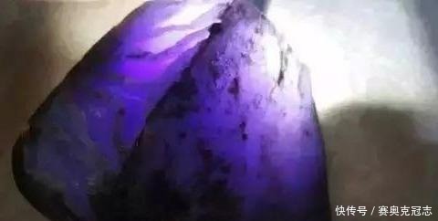 几十万买的石头,切开后水润欲滴,原石就已经美成这样了