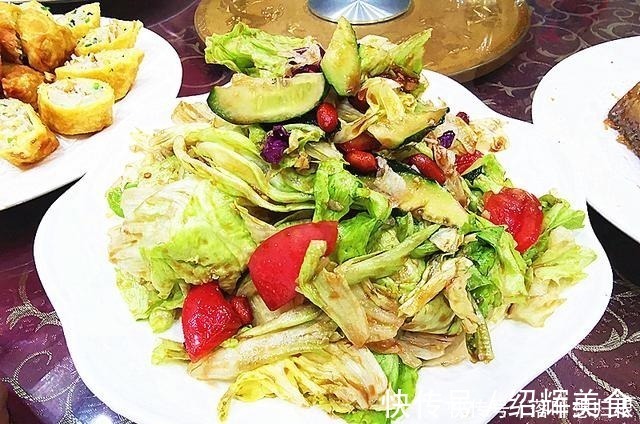 外甥女的生日宴,第9个是家乡特色菜,价格最贵,全家人抢着吃