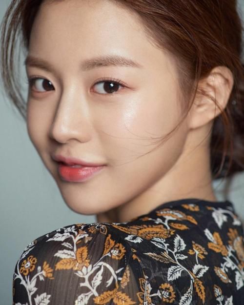 6个“显白小心机”让你气质马上UP！从穿搭、妆容入手！瞬间提亮暗沉肤色！