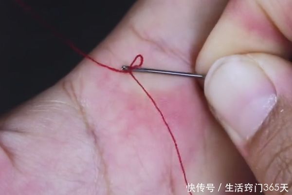 穿针引线太困难？教你一招，不用眼睛看，让线自己“跑进去”！