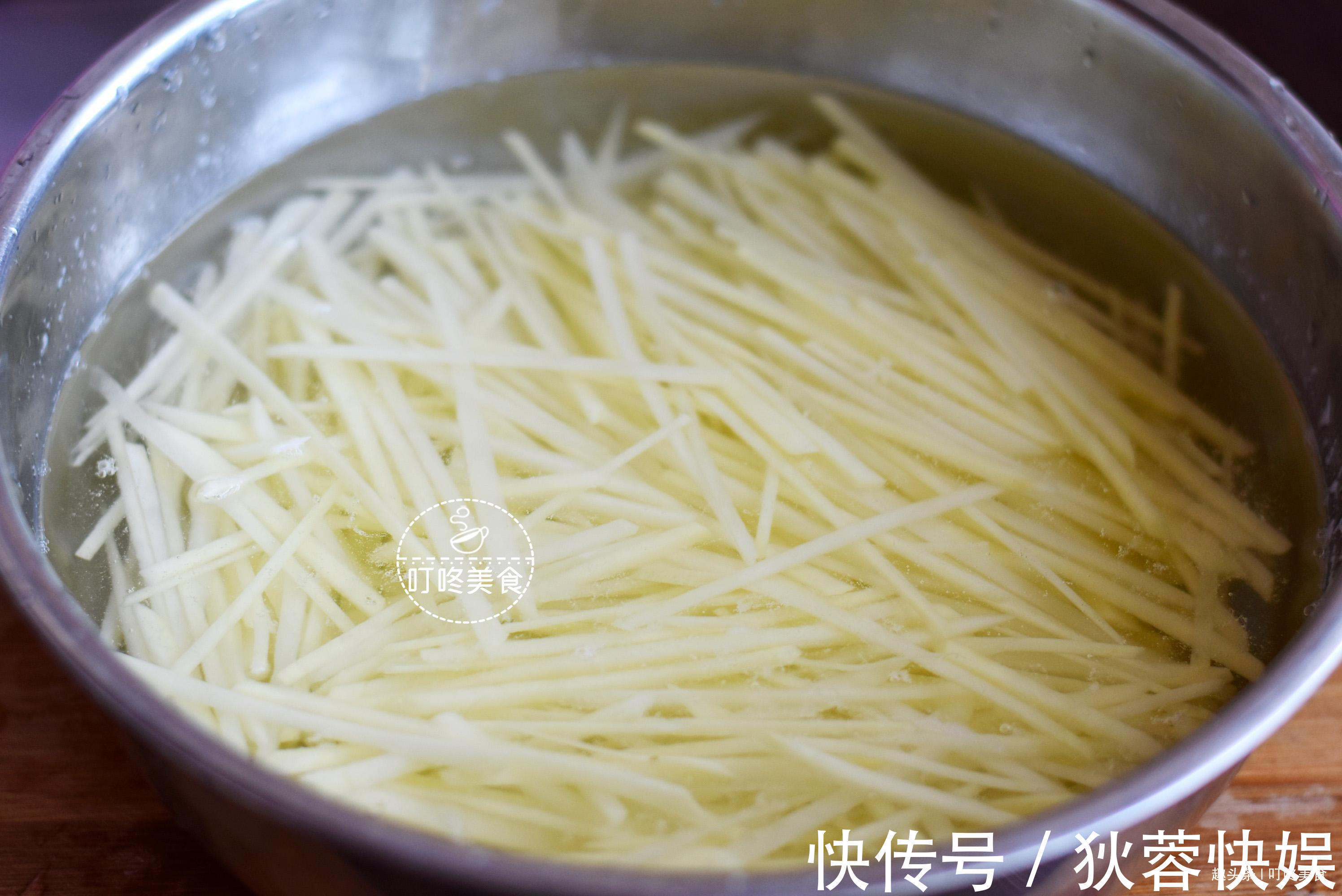 土豆丝别只会炒了,教你简单一焯一拌,清脆爽口,比炒的还好吃