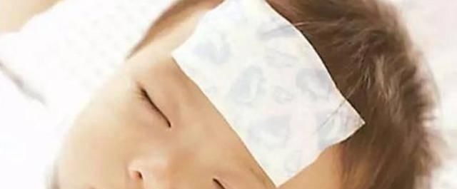额头|宝宝半夜发烧,该用冷毛巾还是热毛巾敷额头大多数父母都弄反了
