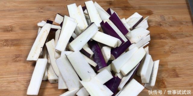 炒茄子时,切记不可直接下油锅!学会关键一步,茄子不发黑不油腻